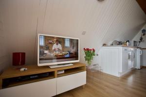 een woonkamer met een flatscreen-tv op een kast bij Chalet Fortythree in Deal