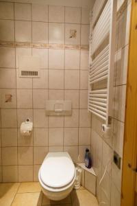 巴爾德赫旺的住宿－Ferienwohnung Bergluft，一间位于客房内的白色卫生间的浴室