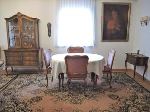 ein Esszimmer mit einem Tisch, Stühlen und einem Fenster in der Unterkunft Del Parco 17 in Locarno