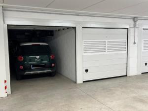 un coche está aparcado dentro de un garaje en La Bollicina Boutique Apartment and Spa, en Verbania