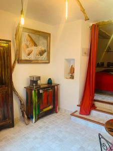 uma sala com um quarto com uma cama e uma mesa em Le monde de Théodore em Anduze