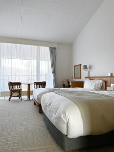 Tempat tidur dalam kamar di 軽井沢天空ホテル＆リゾート
