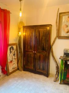 Zimmer mit Holztür und Wandmalereien in der Unterkunft Le monde de Théodore in Anduze