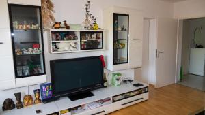 a living room with a flat screen tv on a counter at Helle, ruhige Dachwohnung in Eningen unter Achalm