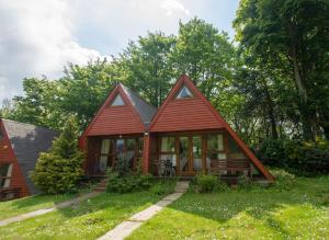 una casa con techo rojo en Chalet Sixtytwo, en Deal