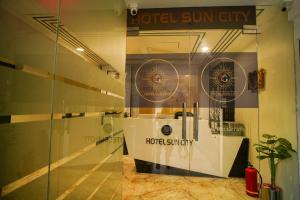 ein Schild mit der Sonne eines Hotels an einer Wand in einem Zimmer in der Unterkunft Hotel Suncity in Ahmedabad