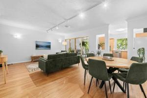 ein Wohnzimmer mit Tisch und Couch in der Unterkunft The Nest Cairns - 4 pools BBQ & Resort in Cairns North