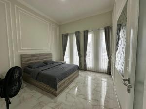 Un dormitorio con una cama y una ventana grande. en Daisha Villa - Batu (Private Pool), en Punten 17 fotos más