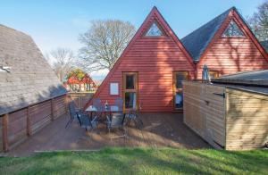 een huis met een tafel en stoelen op een terras bij Chalet Sixtysix in Deal