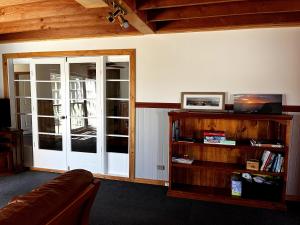 salon z kanapą i półką na książki w obiekcie Kappering Retreat w mieście Portland