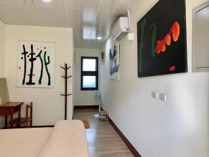 People Hostel Taiwan Image Calligraphy Museum客房内的一张或多张床位