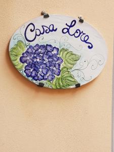 une plaque avec un paquet de raisins sur un mur dans l'établissement La Casetta in centro storico a Stresa, à Stresa