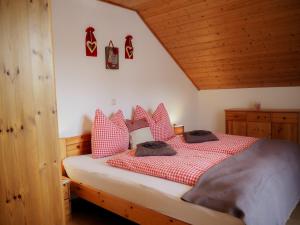 Postel nebo postele na pokoji v ubytování ERLEBNISBAUERNHOF Steinerhof in Kärnten + 37 fotografií