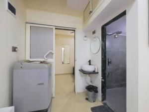La salle de bains est pourvue d'une douche, de toilettes et d'un lavabo. dans l'établissement Solace - 1 BHK - Walk away from Carter road, à Mumbai