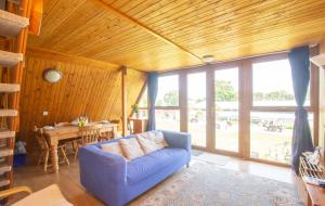 een woonkamer met een blauwe bank en een tafel bij Chalet Seventyfour in Deal