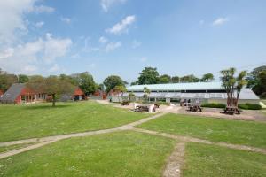 een park met een gebouw op de achtergrond bij Chalet Seventyfour in Deal