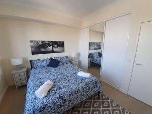 1 dormitorio con 1 cama con 2 almohadas en Serenity by the Sea, en Rockingham