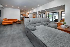 uma grande sala de estar com um sofá e uma mesa em 5 bedroom Villa Nune soul beach festival special em Paradera