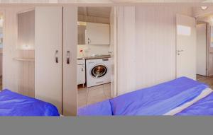 ザンクト・アンドレーアスベルクにあるSt, Andreasberg, Haus 16のベッド1台と洗濯機が備わるアパートメントです。