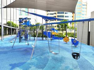 un parque infantil con columpios. en Tropicana Golf view 7pax -1 Utama - Ikea -The Curve, en Petaling Jaya