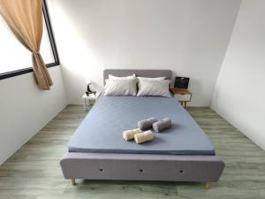 een bed met twee kussens in een kamer bij Tropicana Golf view 7pax -1 Utama - Ikea -The Curve in Petaling Jaya