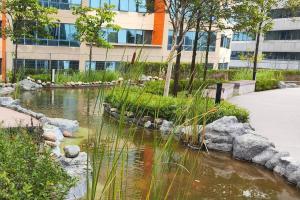een tuin met een vijver voor een gebouw bij Tropicana Golf view 7pax -1 Utama - Ikea -The Curve in Petaling Jaya