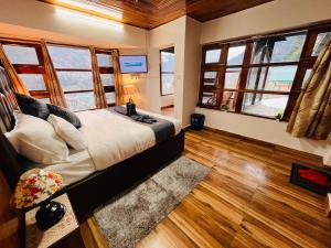 Rúm í herbergi á Himalayan Crescent 2 bedroom luxury independent Villas Manali