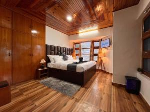 Rúm í herbergi á Himalayan Crescent 2 bedroom luxury independent Villas Manali