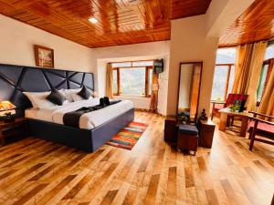 Rúm í herbergi á Himalayan Crescent 2 bedroom luxury independent Villas Manali