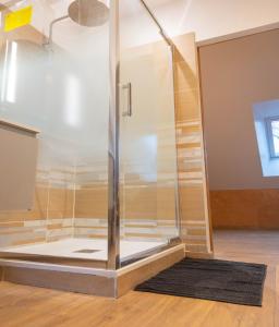 box doccia in camera con tappeto di La Thébaïde a Missillac