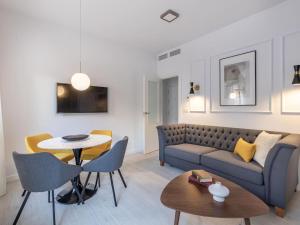 Central Stylish and Elegant 1 & 2 BR apartments I في غرناطة: غرفة معيشة مع أريكة وطاولة