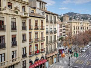 Blick auf eine Stadtstraße mit Gebäuden in der Unterkunft Elegant and Central Location in Granada