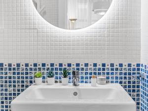 A bathroom at Elegant and Central Location Még 15 kép