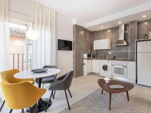 Central Stylish and Elegant 1 & 2 BR apartments I في غرناطة: مطبخ وغرفة طعام مع طاولة وكراسي