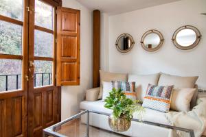 salon z kanapą i lustrami na ścianie w obiekcie Luxury Alhambra Hideaway w Grenadzie