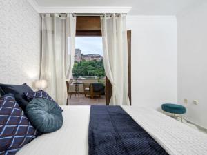グラナダにあるChezmoihomes Alhambra Penthouse 2 private terracesのベッドルーム1室(ベッド1台付)が備わります。
