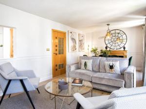 a living room with a couch and a table at Chezmoihomes Duplex Cathedral in Granada