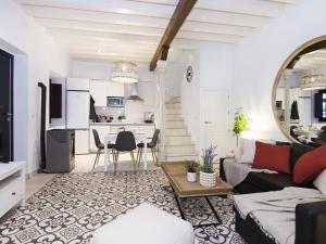 ein Wohnzimmer mit einem Sofa und einem Tisch in der Unterkunft Chezmoihomes Alhambra Boutique Terrace in Granada