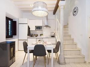 eine Küche und ein Esszimmer mit einem Tisch und Stühlen in der Unterkunft Chezmoihomes Alhambra Boutique Terrace in Granada