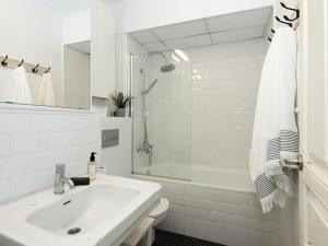 A bathroom at Alhambra Boutique Terrace