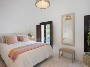 A bed or beds in a room at Alhambra Boutique Terrace