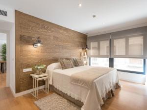 グラナダにあるChezmoihomes Luxury Plaza Nueva Penthouseの木製の壁のベッドルーム1室(ベッド1台付)