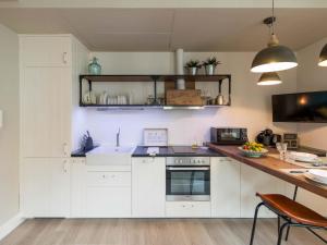A kitchen or kitchenette at Trinidad Deluxe 1 Még 21 kép
