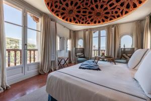 グラナダにあるCarmen de Apperley Unique Staysの大きなベッドと窓のある広い寝室