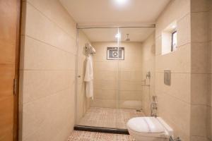 La salle de bains est pourvue d'une douche et de toilettes. dans l'établissement Hotel Super @Mall Road, à Mussoorie