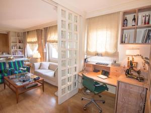 una oficina con escritorio y sofá en Chezmoihomes Luxury Penthouse, en Granada