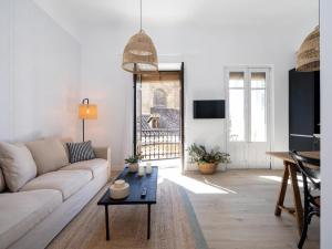 sala de estar con sofá y mesa en Bright and Elegant Gran Via apartments, en Granada