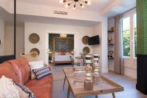 uma sala de estar com um sofá e uma mesa em Trinidad Deluxe 3 em Granada