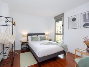 1 dormitorio con cama y ventana en San Anton Boutique Terrace, en Granada