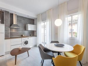 Kuchnia lub aneks kuchenny w obiekcie Central stylish and elegant 1 & 2 BR apartments III